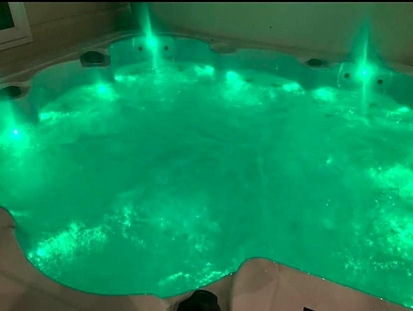 Otters Rural Retreat - Private Hot-Tub & Free Golf for guests included