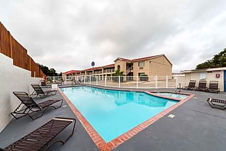 Motel 6-San Antonio, TX - Fiesta Trails