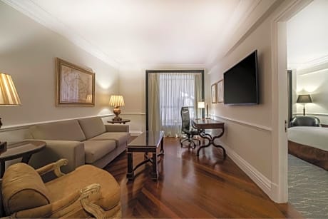 Executive lounge access, Suite, 1 King, Sofa bed