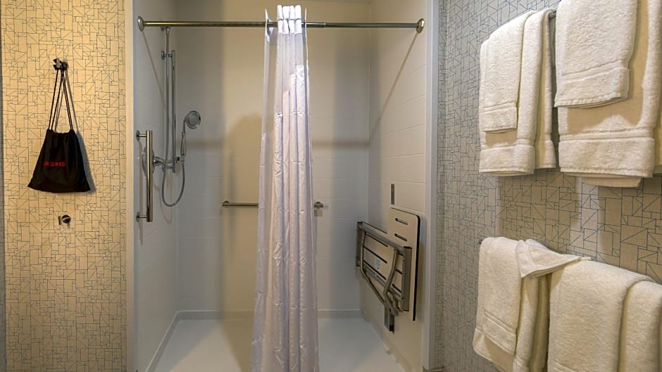 Holiday Inn Express & Suites Tulsa Midtown By IHG
