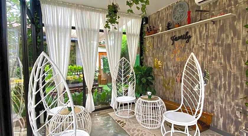 Manora Apartments and Guest House