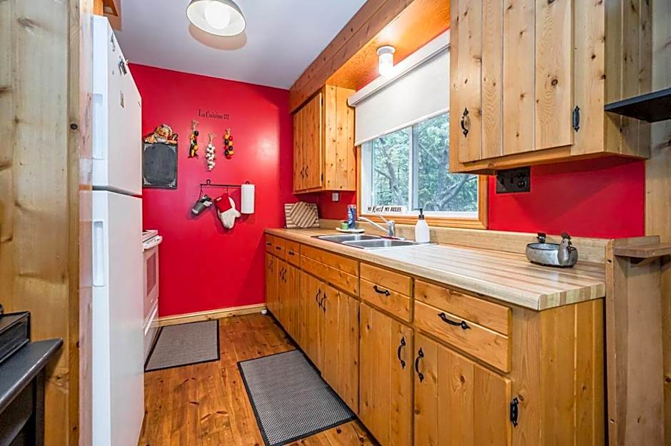 Rustic cabin w Games near Lake & National Park