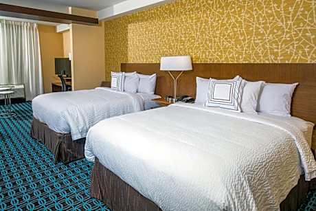 Queen Suite with Two Queen Beds, Bathtub and Sofa Bed - Mobility Access