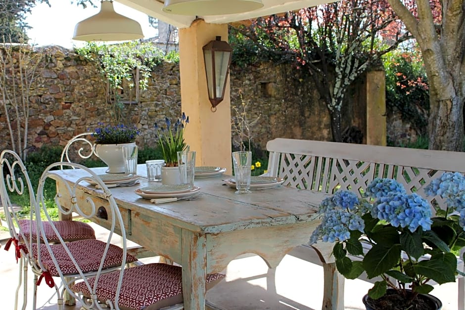 Les Romarins B&B, 10 min d'Uzès, piscine et grand jardin, Table d'hôte