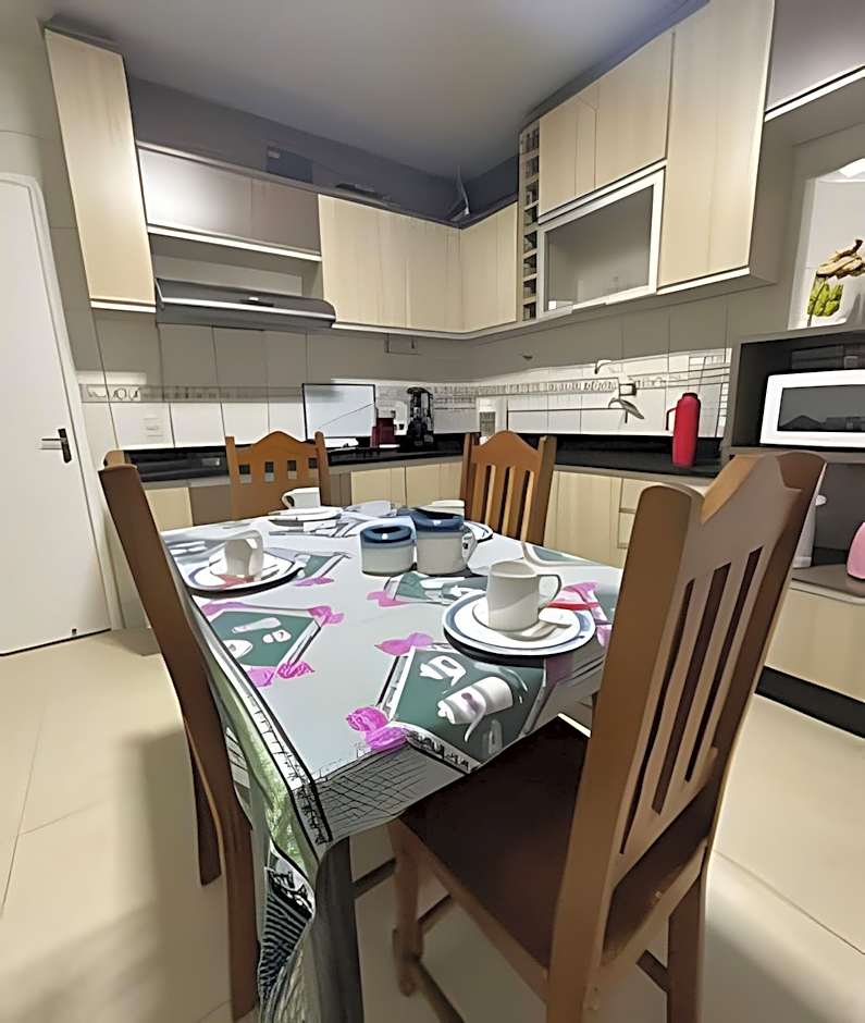 Casa grande - 3 Suítes e Piscina - Próx. ao Centro