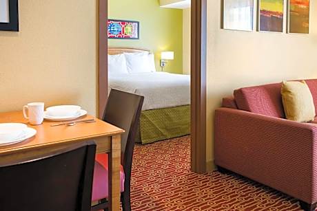 One Bedroom Suite Queen - Home Office