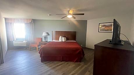 1 King Bed, Mobility Accessible Suite, Kitchen, Smoking