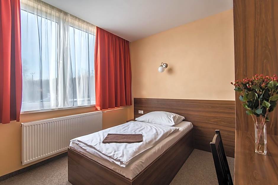 City Hotel B&B, reception 24 7, 800m od-from R1, free parking