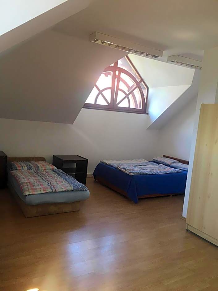 Foto 1 di 3 di Family Room with Shared Bathroom
