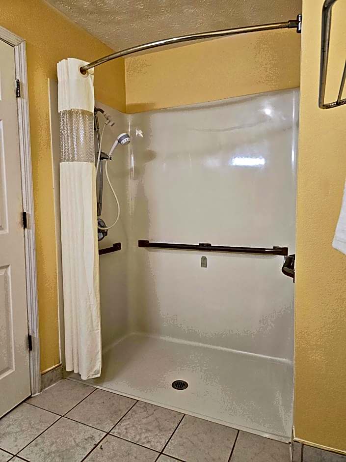 Garden Inn and Suites near Callaway Gardens Pine Mountain