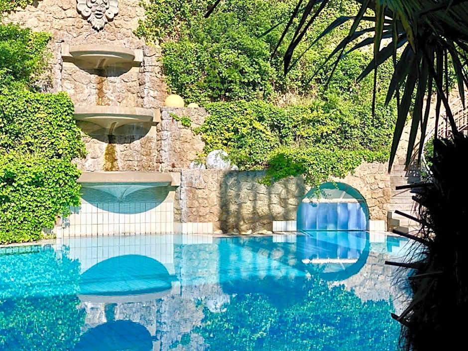 MAXIMILIAN Grand Hotel