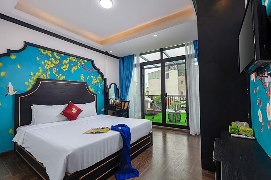 Photo 1 of 10 of 1 King Bed Suite, Balcony