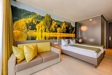 Comfort Double Room with Lateral Lake View and Balcony