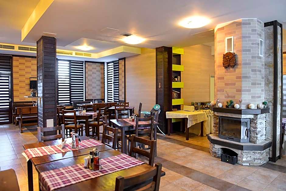 Royal Bansko - Family Apart Hotel With All Inclusive Light or HB&Drinks and Hot Pool & Jacuzzis