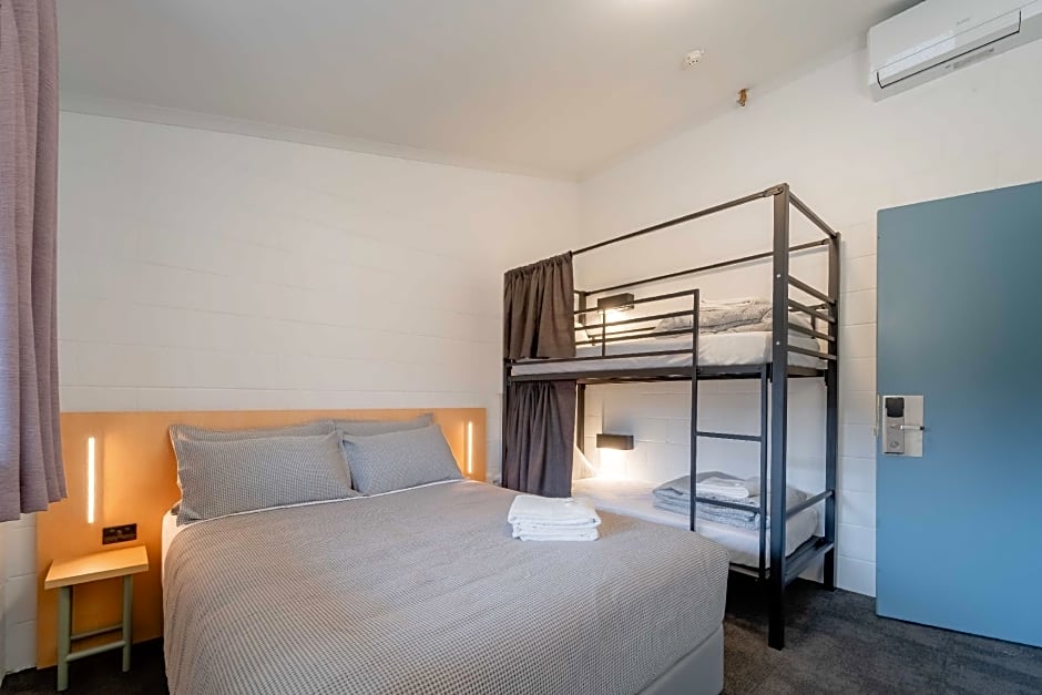 Photo 1 of 6 of 1 Queen Bed and 2 Twin Beds, Mountain View