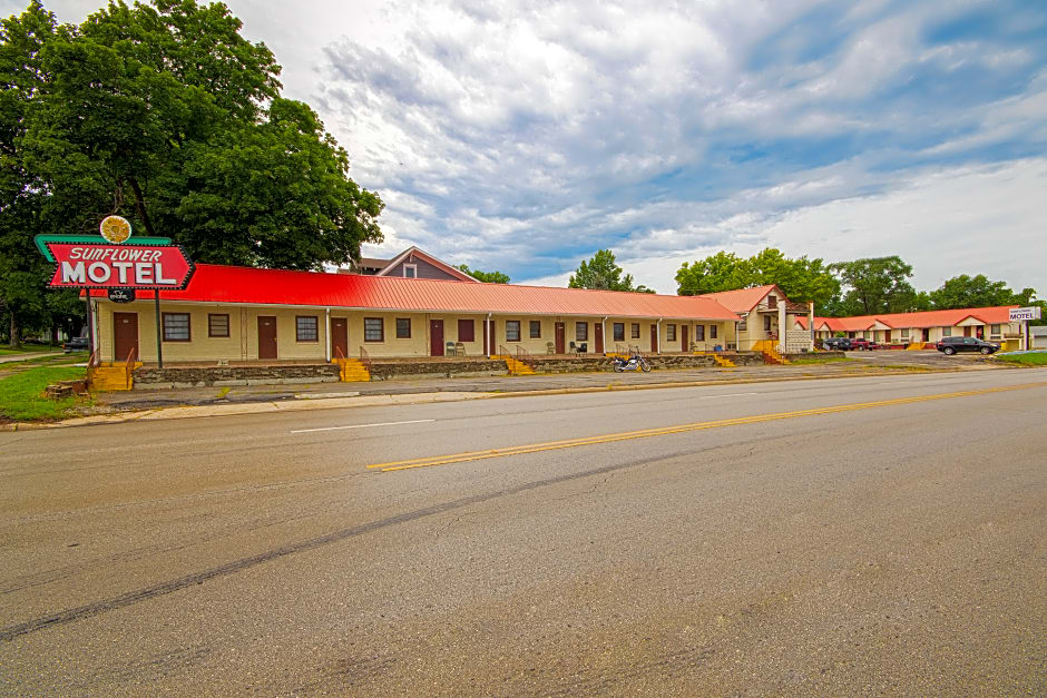 Sunflower Motel Hiawatha By OYO