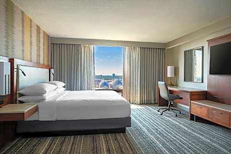 1 Bedroom Junior Suite, 1 King, B. Allis Plaza view, City view
