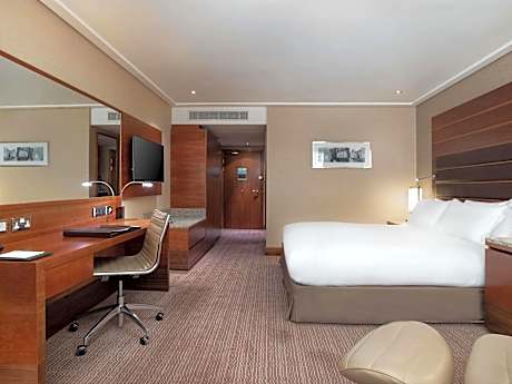 Accessible Classic room with Queen Bed and walk-in shower