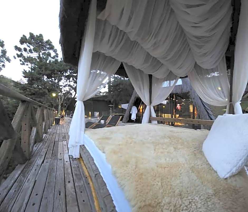 Chalét com jacuzzi sauna lareira e telao cinema