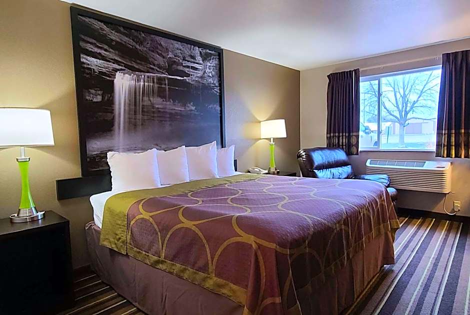 Super 8 by Wyndham Brookings