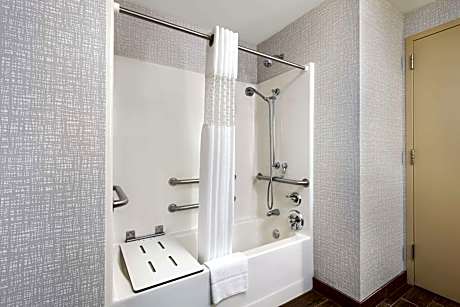 King Room with Accessible Tub - Mobility and Hearing Access/Non-Smoking