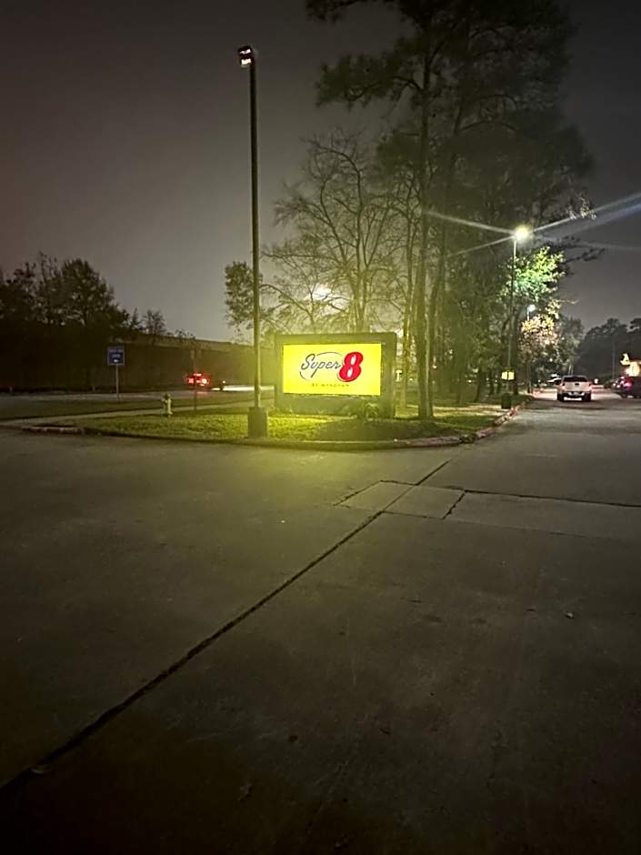 Super 8 by Wyndham The Woodlands North
