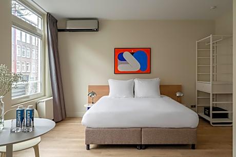 Large Studio with Kitchen