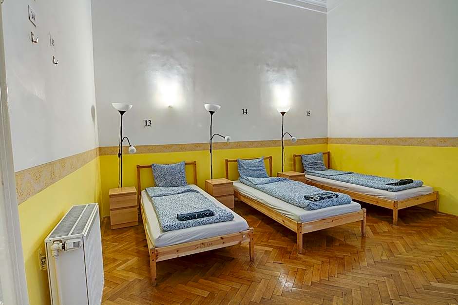 Pal's Hostel and Apartments