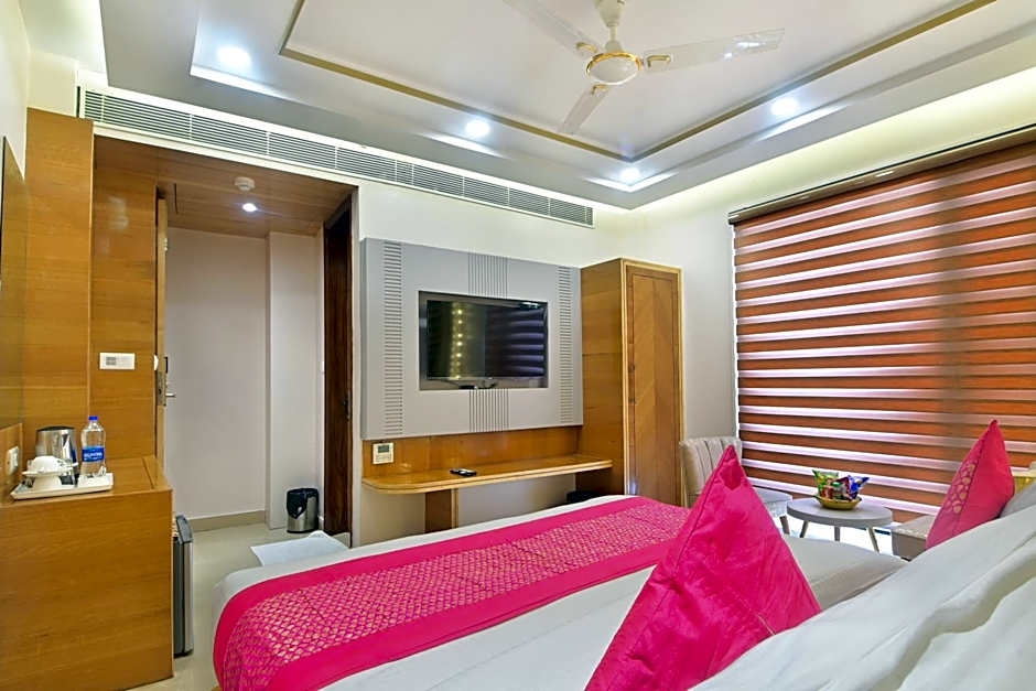 Hotel Gold Palace - 03 Mins Walk From New Delhi Railway Station