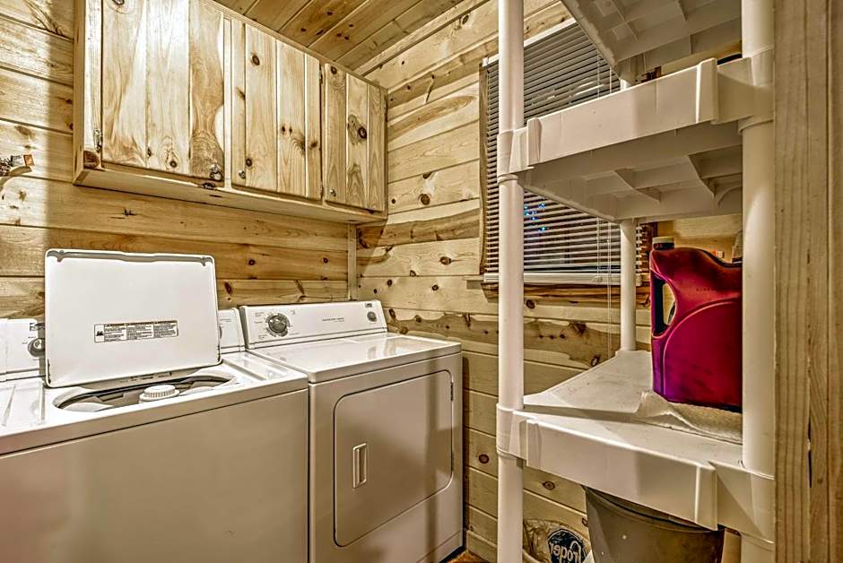 Broken Bow Starlight Cabin with Private Hot Tub!