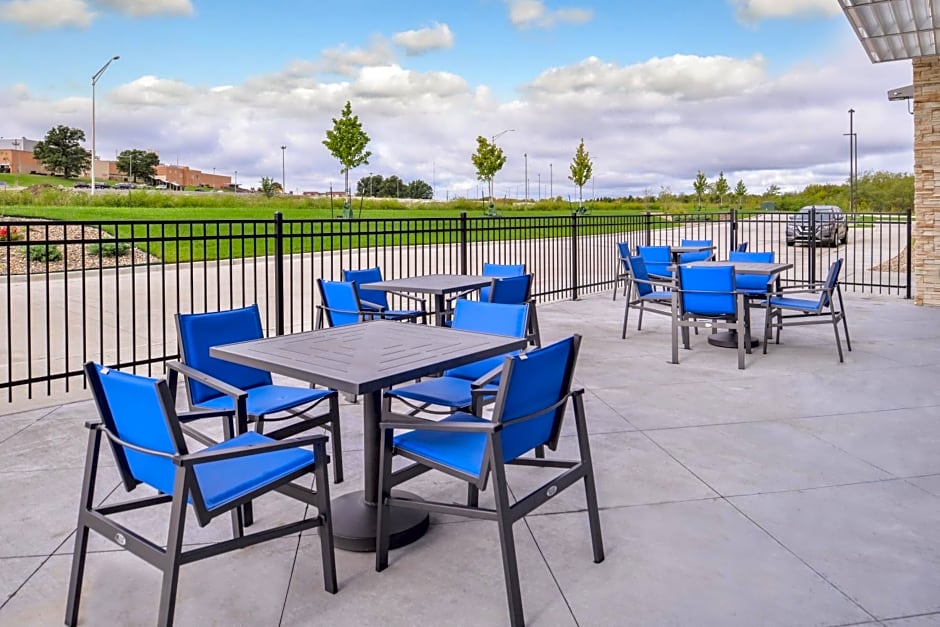 Holiday Inn Express & Suites Kansas City - Lees Summit By IHG