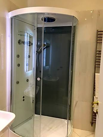 Deluxe Suite with Spa Bath and Private Garden