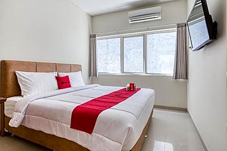 RedDoorz near Ciputra World 3