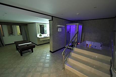 Royal Suite with Garden View