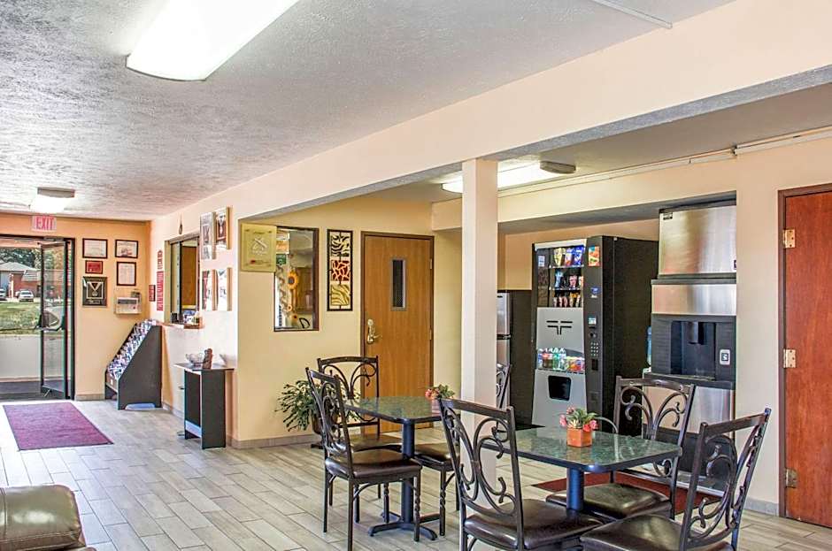 Econo Lodge Lansing - Leavenworth