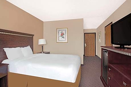 Queen Room with Roll-In Shower - Mobility/Hearing Accessible - Non-Smoking