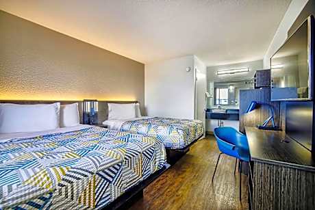 2 Full Beds | Mobility Accessible Tub Nsmk