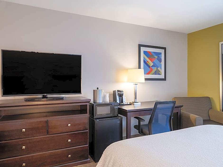 Holiday Inn Express Hotel & Suites Chicago-Libertyville By IHG