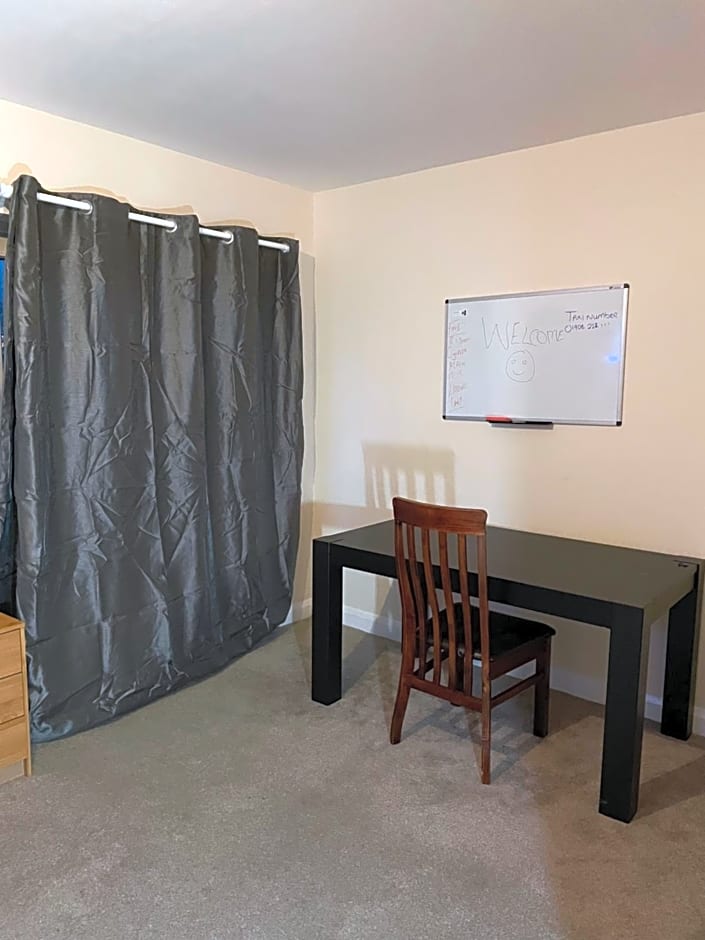 Private Rooms In A Cheerful 4-Bedroom Town House