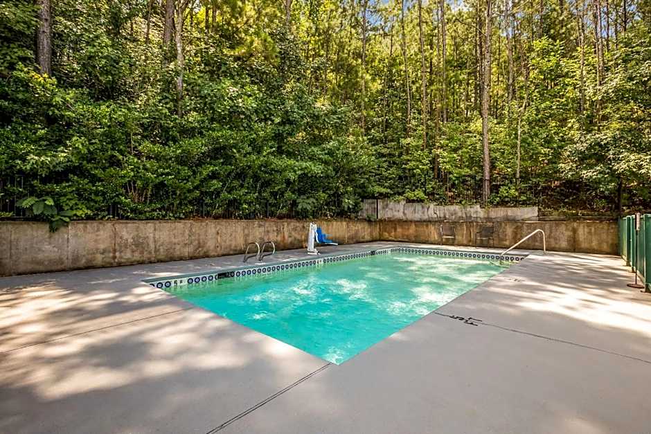 Quality Inn & Suites Greensboro near Lake Oconee