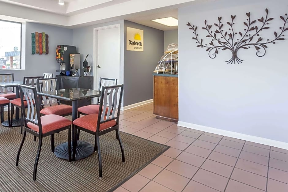 Days Inn by Wyndham Clinton