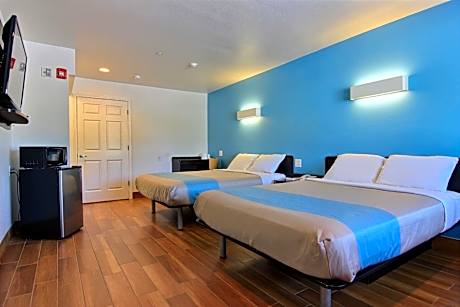 Queen Room with Two Queen Beds - Disability Access - Roll In Shower