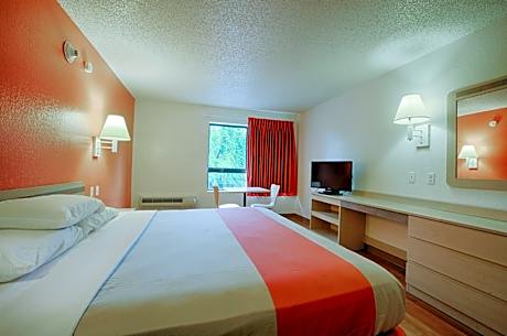 1 Queen Bed | ADA/Tub