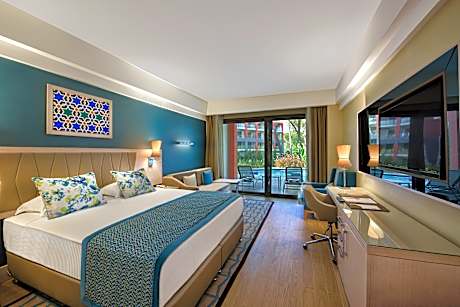 Deluxe Swim Up Suite 4 Pax