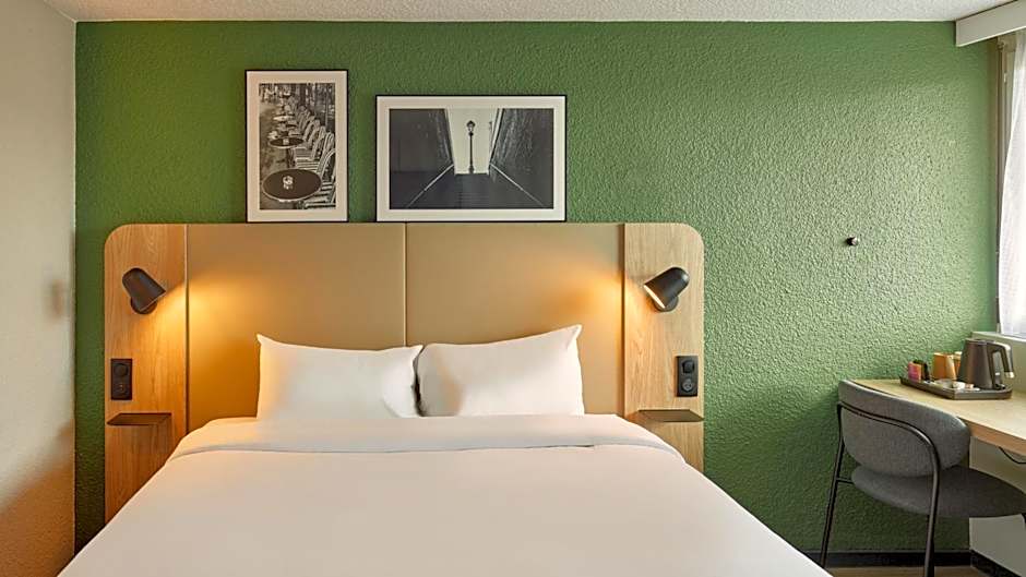 Campanile Les Ulis Hotel