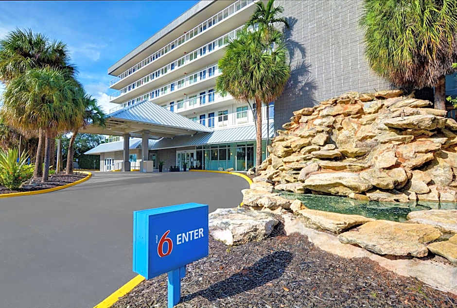 Motel 6 Cutler Bay