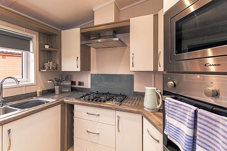 Garden View Lodge with Hot Tub