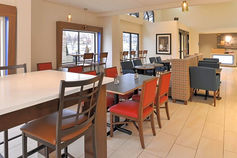 Holiday Inn Express & Suites Raleigh NE - Medical Ctr Area, an IHG Hotel