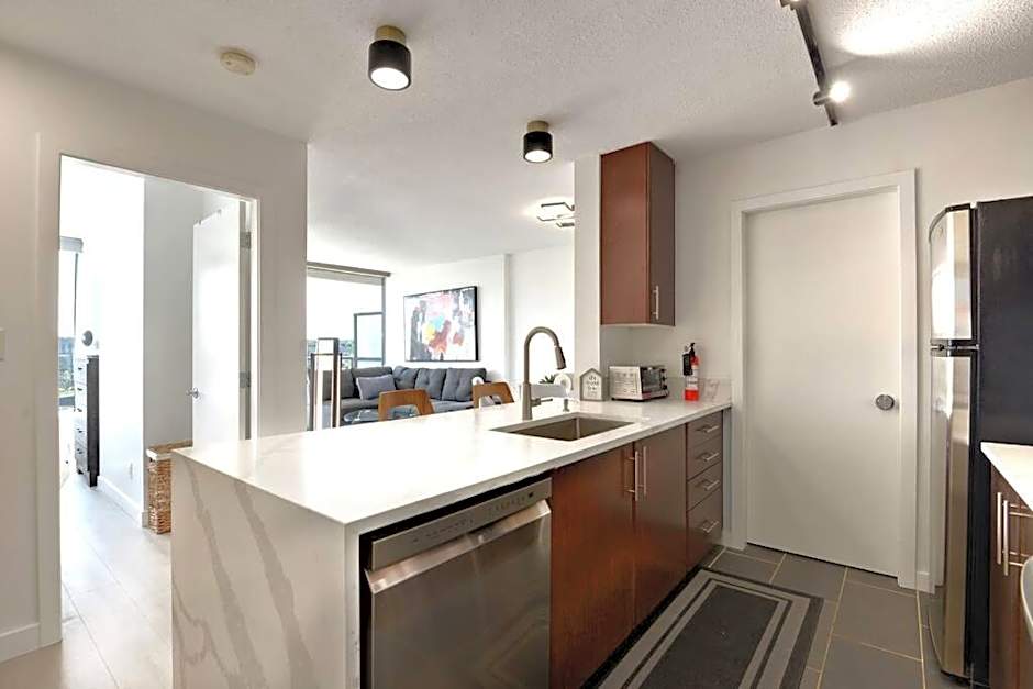 Luxary Condo Downtown Vancouver with free parking