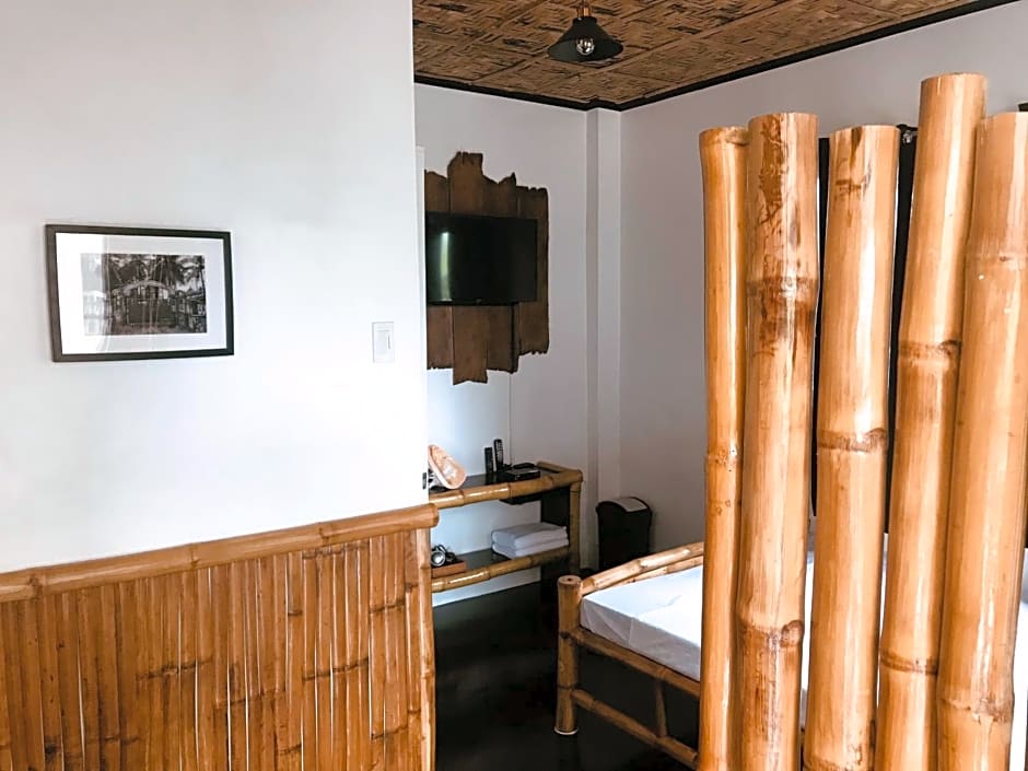 Everyday Sunday Hotel & Cafe